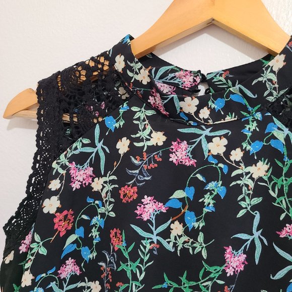 3/$20 💕 Paper Crane Floral Lace Wrap Back Sleeveless Top, Medium - Picture 4 of 9